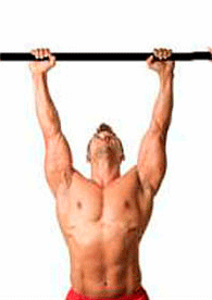Еще одно эффективное упражнение – традиционные подтягивания. Вис на перекладине: хват прямой, ладони расположены несколько шире, чем плечевые суставы. Подтягиваться вверх так, чтобы положение подбородка стало параллельно перекладине, после этого опуститься вниз, при этом локтевые суставы должны быть полностью выпрямлены.