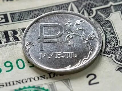 О тех, кто нас с долларом обманул Или почему россияне потеряли 10% своих реальных доходов с января по март.

В новогодние праздники доллар стоил 61.25. Потом был довольно быстрый подъем. до 64-65. Доллар будет 64 рубля говорили чиновники.

Храните сбережения в рублях убеждали нас через СМИ банкиры, представители Минфина и ЦБ. А доллар уже стремительно пробил отметку в $68 и это еще не предел.

Казалось бы, ну и фиг с ним, мы же в рублевой зоне живем. А то, что все цены на автомобили, на одежду, на продукты питания привязаны к доллару никто не думает?

Для понимания ситуации привожу пример с квартирой. Однушка в среднем стоит в Королеве 4 300 000 рублей.

Доллар был в районе 64 рублей. Это - $67187.
В рублях сегодня цены еще не поменялись. Но в долларах (курс 68.05 сегодня) эта самая квартира стоит теперь $63188.
Разница в $3999, а это по текущему курсу = 271932 рубля. Это минус -6.32% от стоимости квартиры.  Обыватель как думал, раз другие понесли, что же я в стороне, как дубина стою. Нес свои деньги, делал вклад. А тут бац и доллар начал быстренько расти. Вроде и вклад закрыть жалко и долларом обезопасить хочется. Пока сомнения, туда сюда, а доллар уже 68 рублей и непонятно, куда пойдет. Обыватель затаился. И только кукловоды потирают руки и снисходительно улыбаются. 
Россияне с опытом знают и проверили это не раз, когда Минфин и банкиры наперебой начинают уверять население в стабильности национальной валюты - время покупать доллары и евро за рубли.
Сейчас уже поздно, поскольку от 68 рублей он может и вниз просесть тогда потеряете свои кровные, а может и вверх улететь как сегодня.

Но по факту покупательная способность рубля снизилась с января по 6 марта на 10% с лишним. Если доход был в районе 100К, индексации в марте не будет, то вы на самом деле станете обладателем 90 000 рублей.

* Не является рекомендацией к действиям по диверсификации активов. В этих и других моих постах только мое мнение и мой анализ текущих процессов.