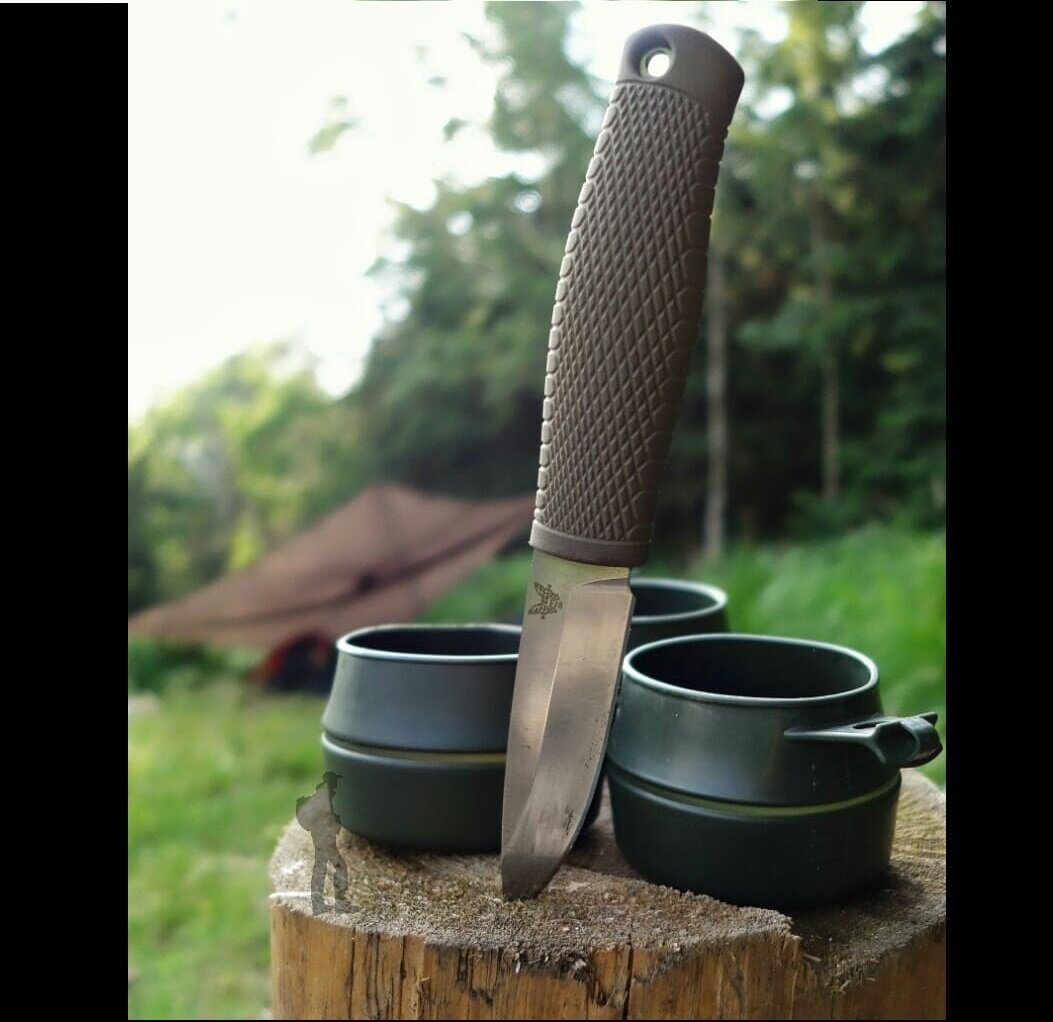 Benchmade Puukko. Марка стали: CPM-3V (57-59HRC); Длина клинка: 9.53 cм; Толщина клинка: 3.55 мм; Длина ножа:20.9 см; Вес: 127.8 г. Пу́укко (фин. puukko, [ˈpuːkːo] от puu — дерево) — традиционная североевропейская, в основном финская форма ножа. Один из главных типов универсальных нескладных ножей.