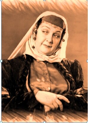 Арев Багдасарян - советская и армянская певица, танцовщица, руководитель и солистка ансамбля песни и пляски народов мира «Барекамутюн», ученица заслуженной артистки Узбекской ССР - Тамары (Петросян) Ханум. Арев Багдасарян, она же «Нахшун Баджи» - заслуженная артистка Армянской ССР, обладательница ордена «Знака Почёта», награждена медалью «Ветерана Труда», нагрудным знаком им. «Хо Ши Мина».