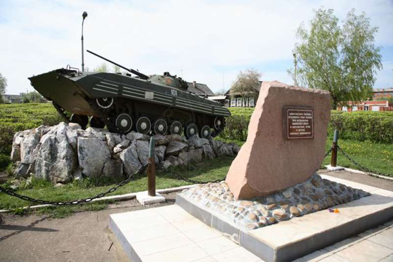 Памятник погибшим в конфликтах. Мемориальный комплекс в Можге. Мемориал воинам Можга. Можга мемориал воинам погибшим в ВОВ. Памятник погибшим в локальных конфликтах в Можге.