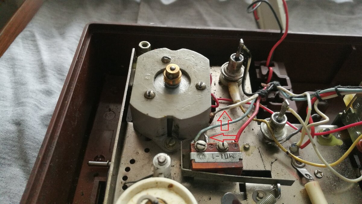 Выделил стрелками проводок и куда он должен быть припаян