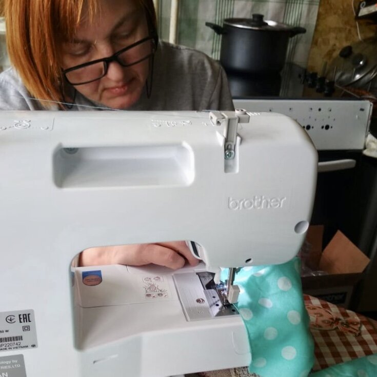 Мама у меня продвинутая: имеет дома современную швейную машинку и интернет.