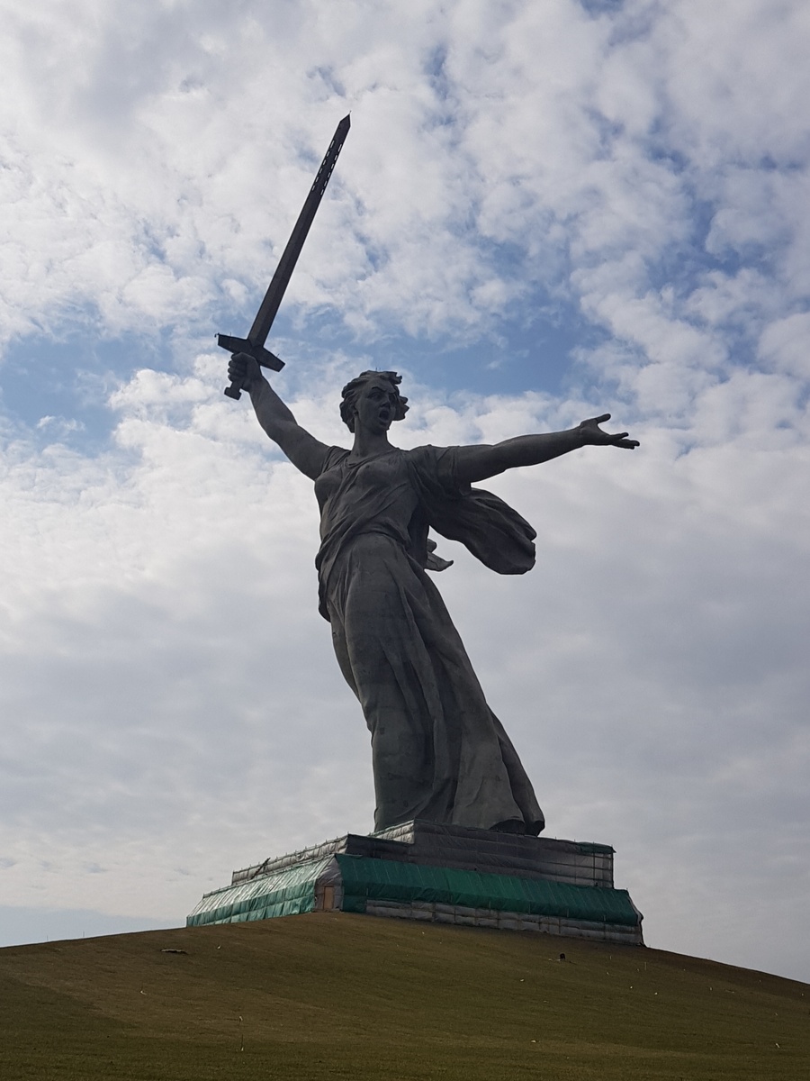 Родина-мать уже отреставрирована, подиум под ней еще делается. Конец работ - апрель 2020.