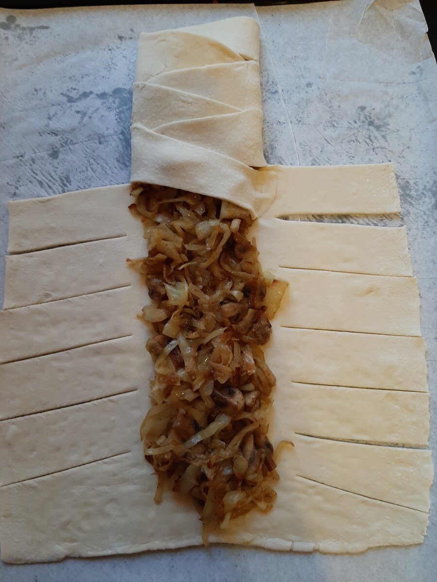 Пирог из слоеного теста с грибами