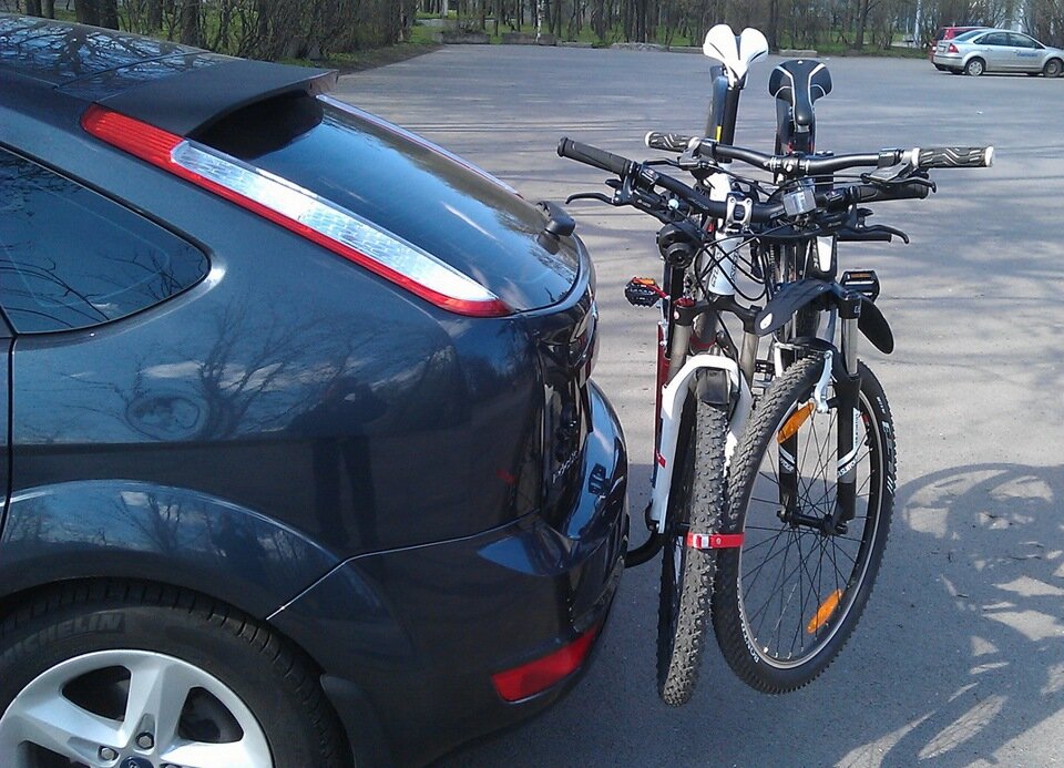 Способ 2: перевозка велосипеда на задней двери машины