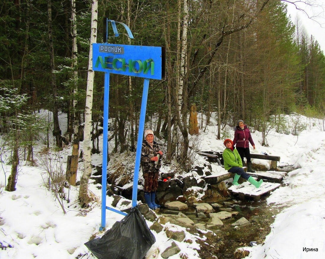 Вот он наш родничок. Все обложено камушками. Сделаны лавочки, Вырезаны фигурки. Уютненько. 