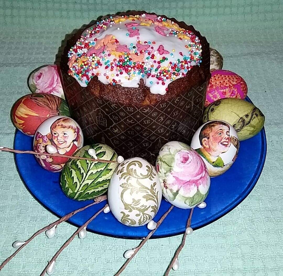 Здесь кулич вообще покупной, т.к. свой я откровенно сожгла)) А вот яйца по технике выглядят уже лучше, но вот тематика салфеток... куда смотрели мои глаза))))