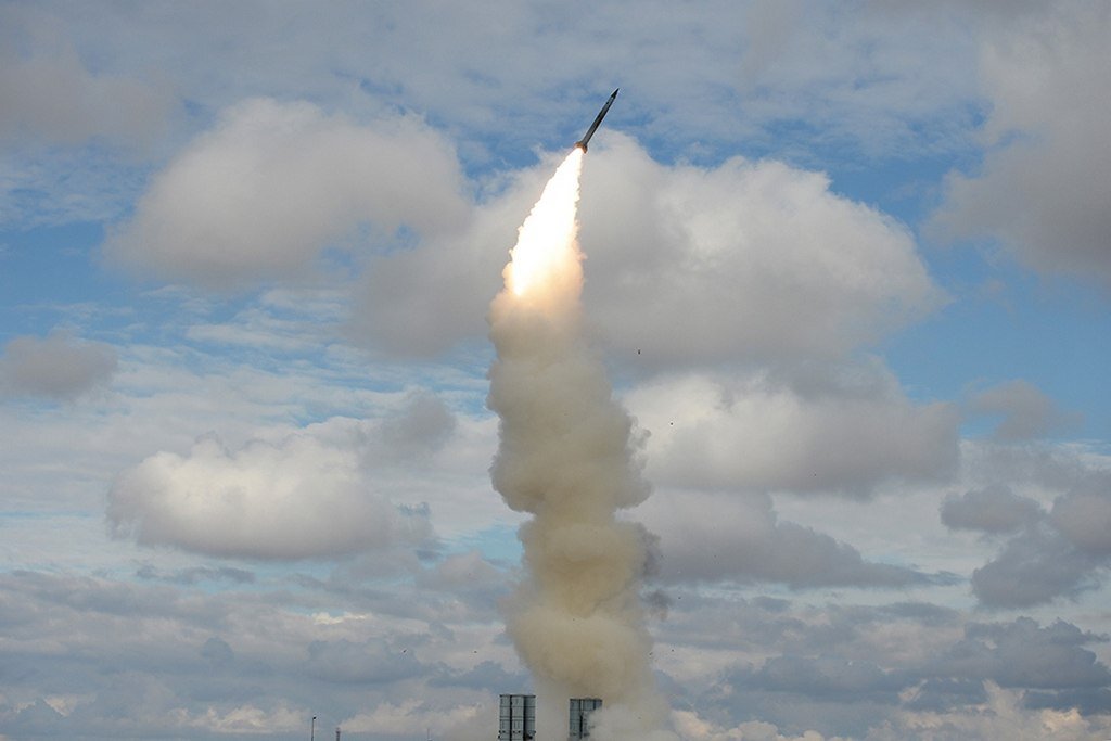 МОСКВА, 16 апр - РИА Новости. Космическое командование ВВС США утверждает, что Россия провела в среду испытание противоспутниковой ракеты прямого перехвата. "Космическое командование ВВС США в курсе и следит за испытанием Россией противоспутниковой ракеты прямого перехвата, проведенным 15 апреля", - говорится в заявлении командования.
"Российское испытание DA-ASAT (противоспутниковой ракеты прямого перехвата) показывает еще один пример, что угрозы космическим системам США и союзников реальны, серьезны и растут", - заявил глава космического командования американских ВВС Джон Реймонд.