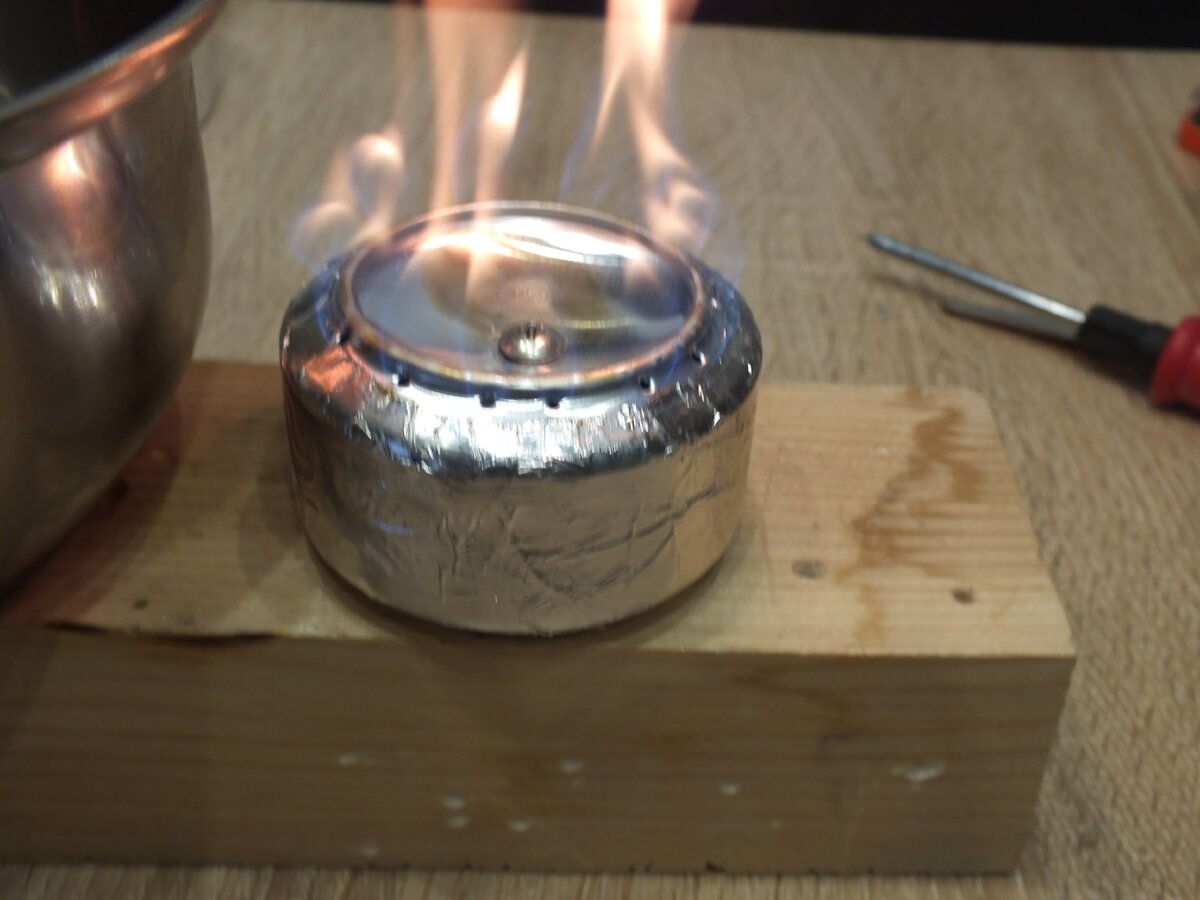 Горелка для сухого горючего своими руками из банки. Спиртовка из консервной банки. Спиртовая турбо горелка. 010. Как сделать горелку из банок.