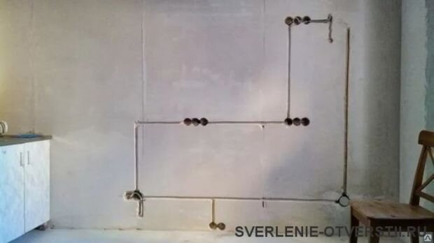 Фото: Проштробили в бетонных стенах под проводку без пыли в квартире в Москве. Фото взято с сайта компании Буравчик Москва.