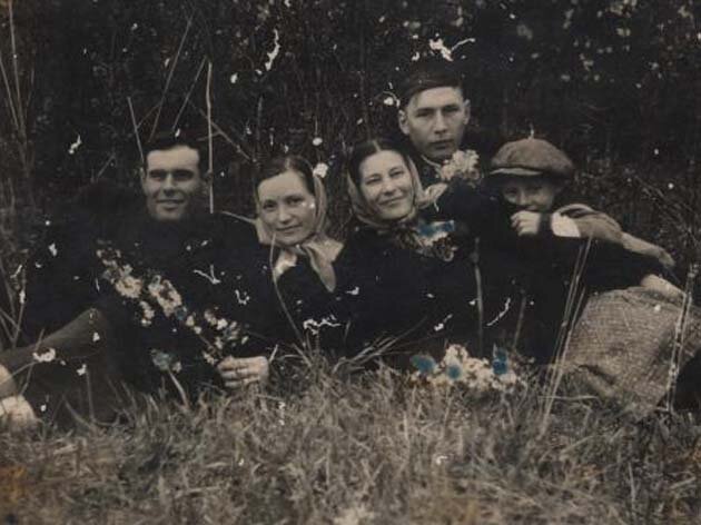 Папа, мама и моя крёстная со своей семьёй. Фото 1948 года. Первомай