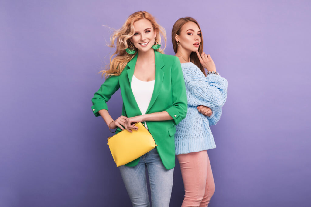 Две девушки в модной одежде