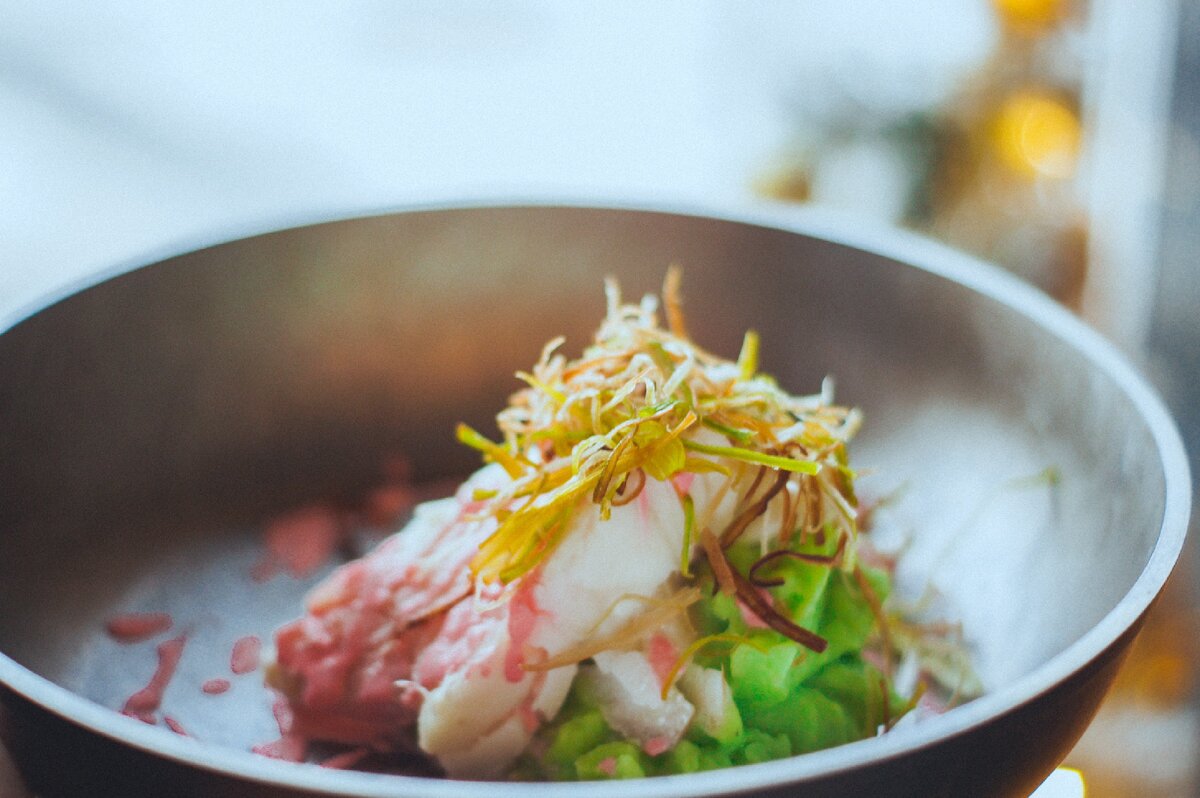 Треска с пюре васаби и луком порей-фри