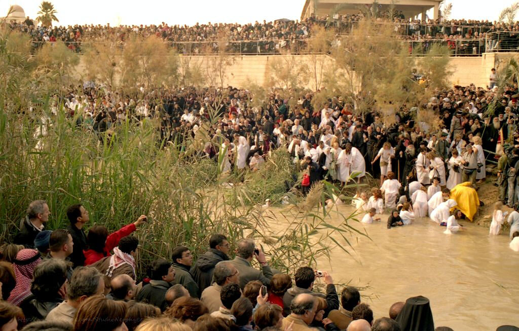 поворот реки иордан вспять на крещение. омовение в реке иордан. реки иордан вспять. крещение иордан вспять. река иордан 2023.