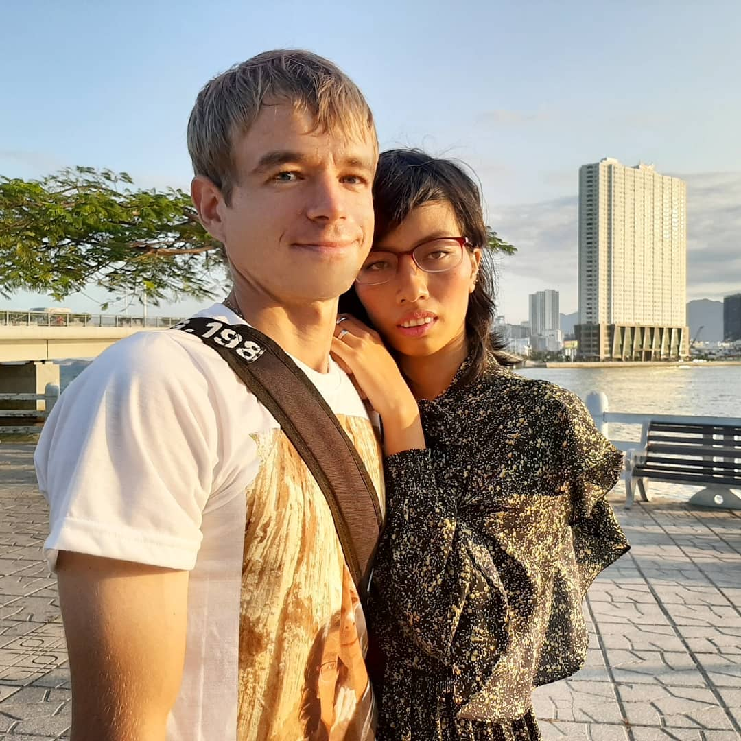 Евгений и Ленси - очень необычная пара. Он - русский, она - вьетнамка. Эту необычную историю любви вы сможете послушать в нашем выпуске ниже 🔽