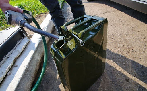 Наполнение канистры бензином