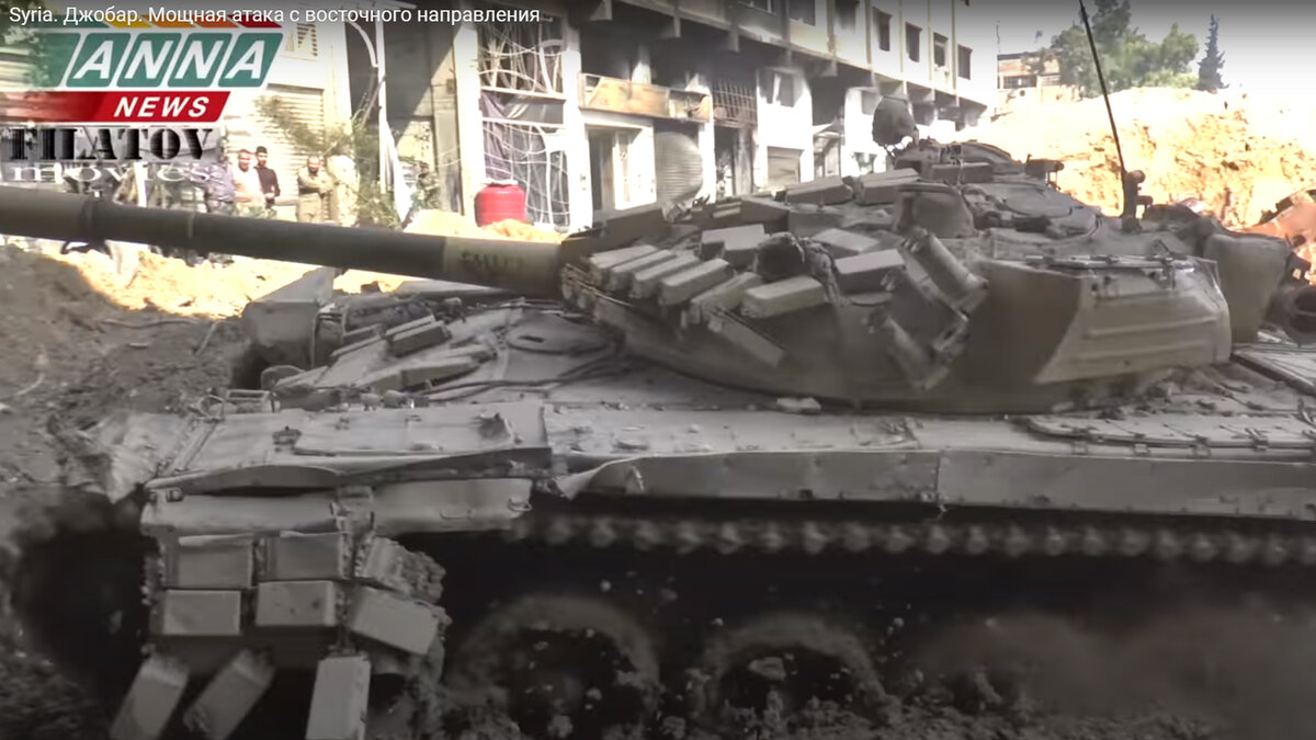 Сирия. Т-72 преодолевает препятствие в разрушенном войной городе. 