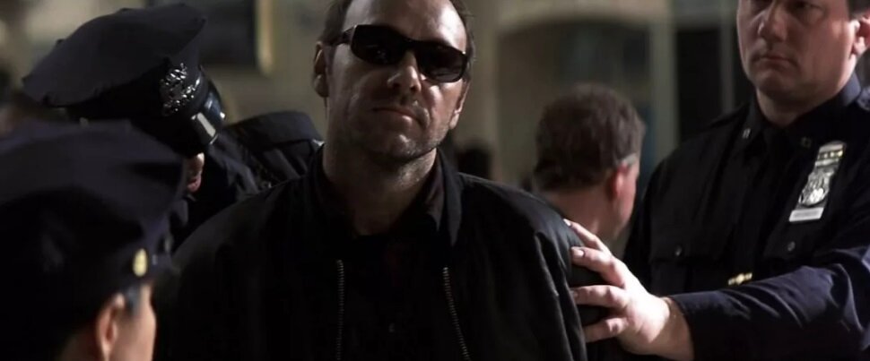 Слоган: Взгляните на мир глазами загадочного незнакомца