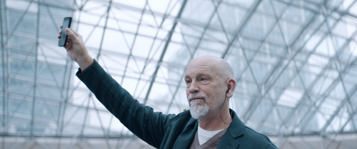 Герой голливудской звезды Джона Малковича  в этом фильме лукавый искуситель.