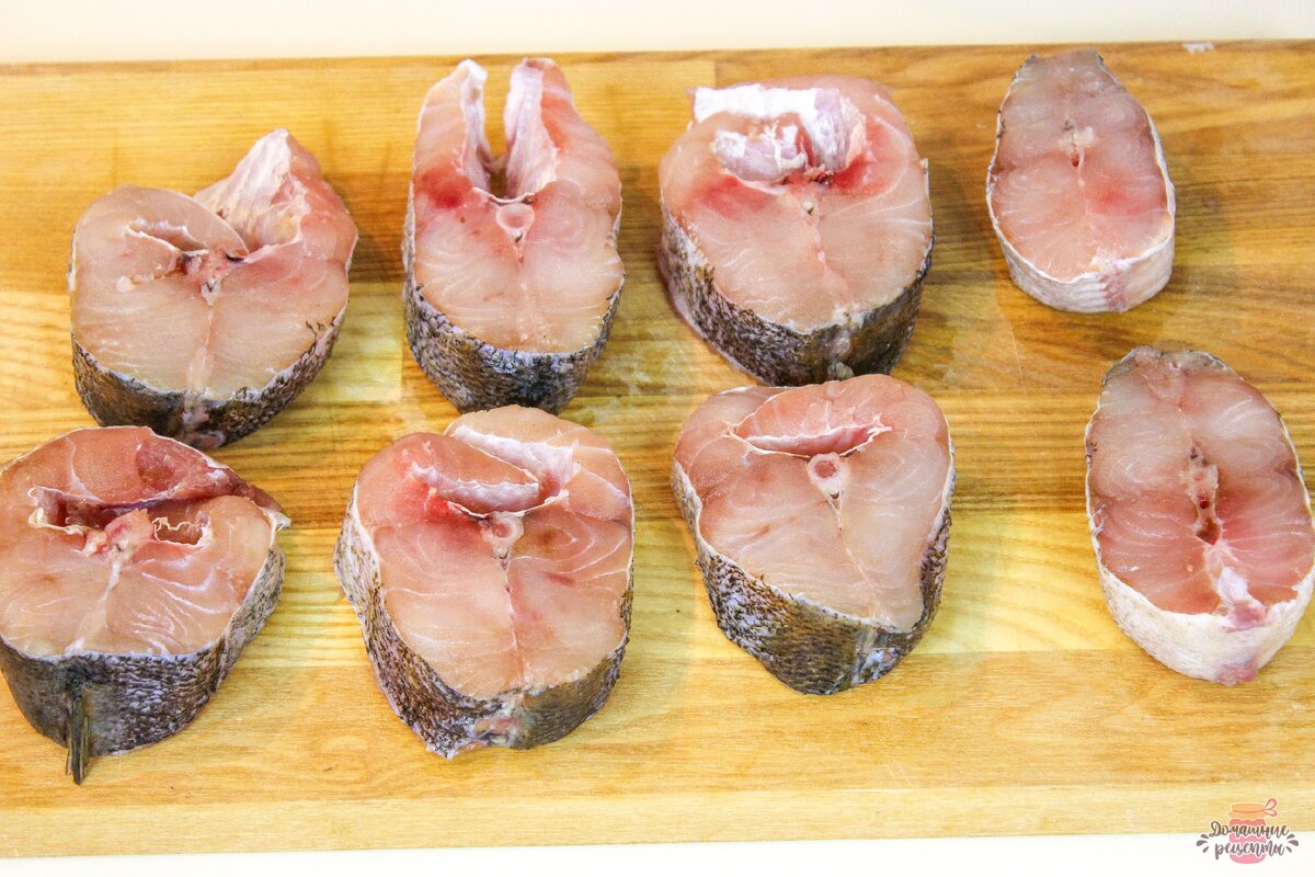 Рыбу помыть, почистить, порезать на порционные кусочки. Обсушить бумажным полотенцем.