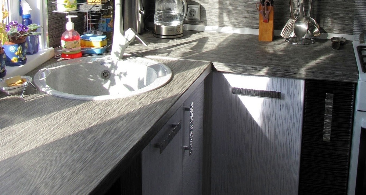 Кухонная мойка напротив окна. Личный архив.