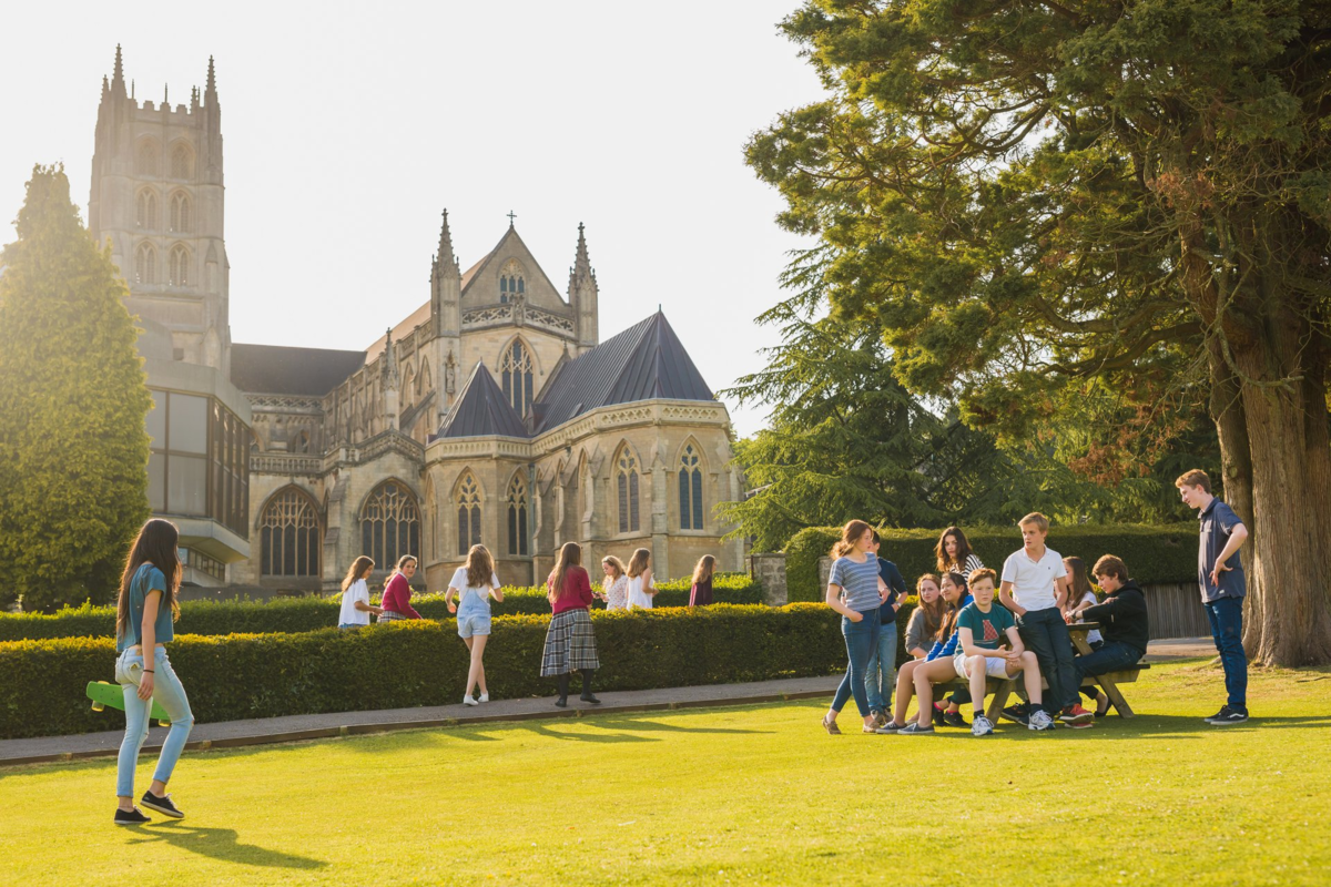 Schools in the uk. Даунсайд школа Англия. Бординг скул в Англии. Старшая школа в Англии. Средняя школа в Великобритании.