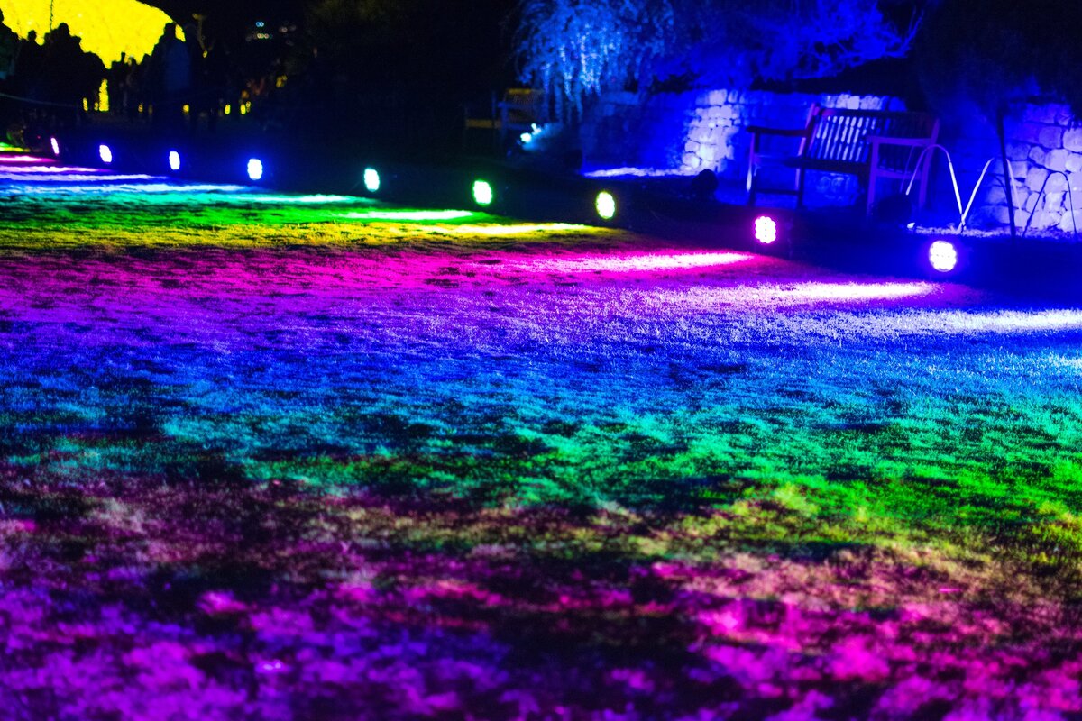 RGB-подсветка тротуаров может дать вам возможность погулять по радуге :)