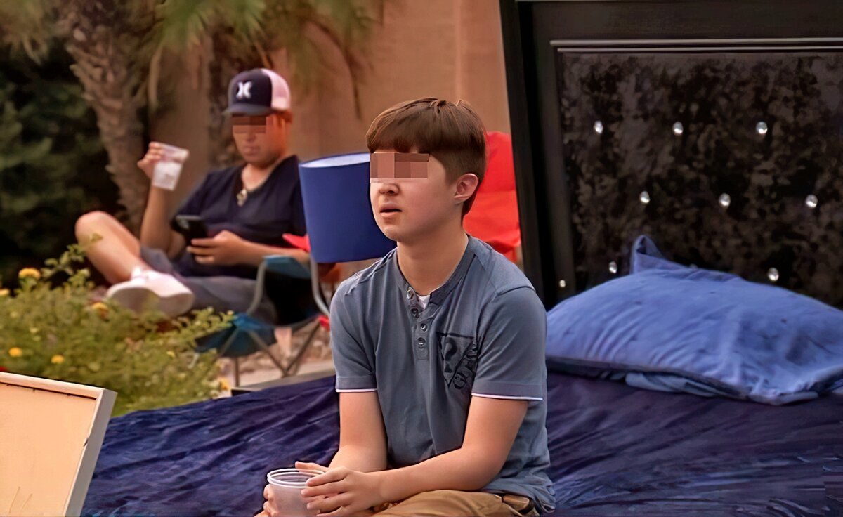 Кадр из репортажа NBC - Отец следит за отбыванием наказания.