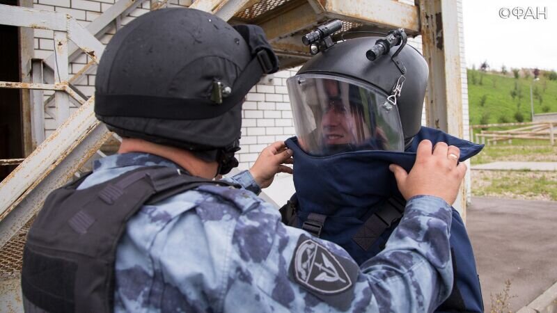 шлем сапера взрывотехника. яшкуль калмыкия находки от войны. взрывотехники омон. взрывотехник омон. костюм сапера омон.