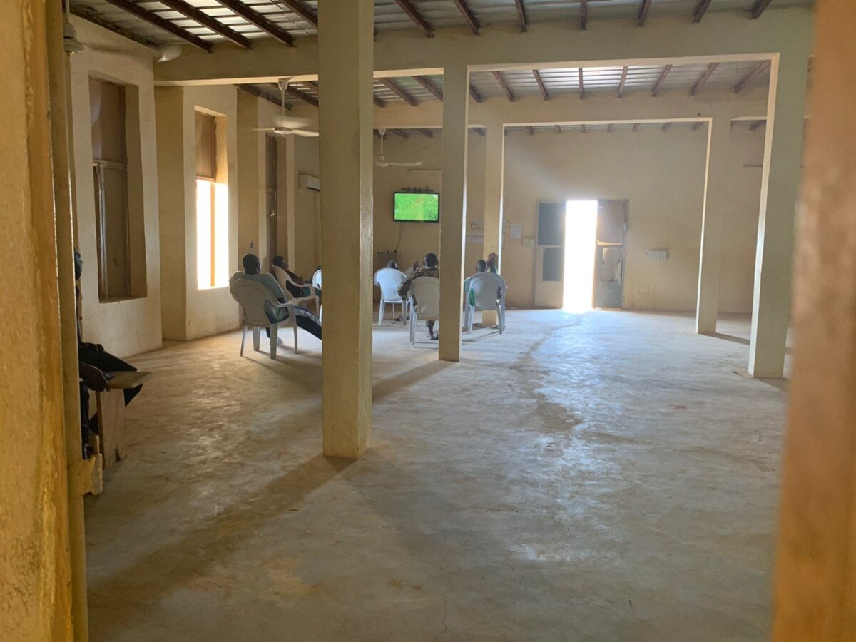 Военные смотрят филь про животных в одной из казарм