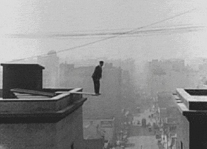Кадр из фильма "Три эпохи". Китон сейчас прыгнет, но врежется в стену соседнего небоскрёба.