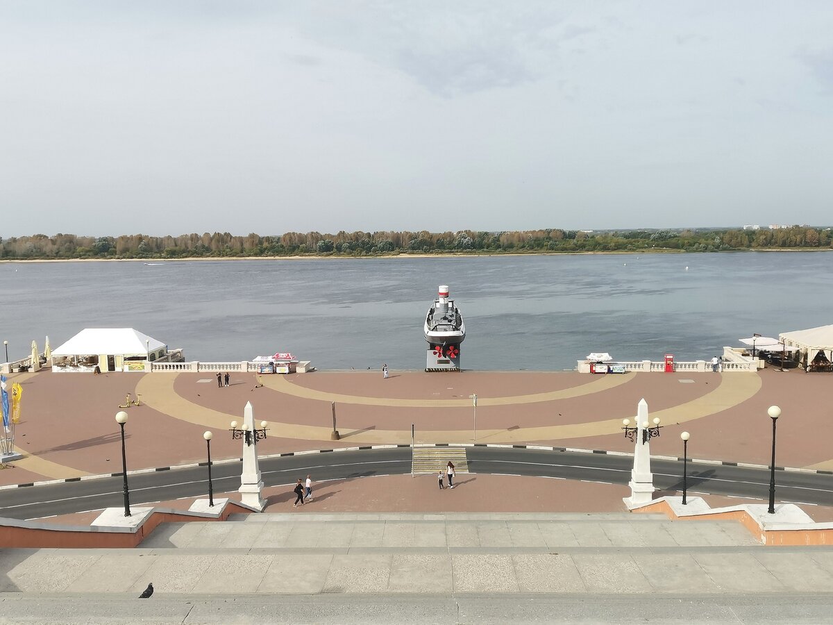 Спуск с Чкаловской лестницы