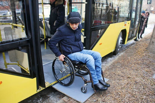 Слава Богу, научились делать автобусы, в которых могут ездить и люди на колясках.