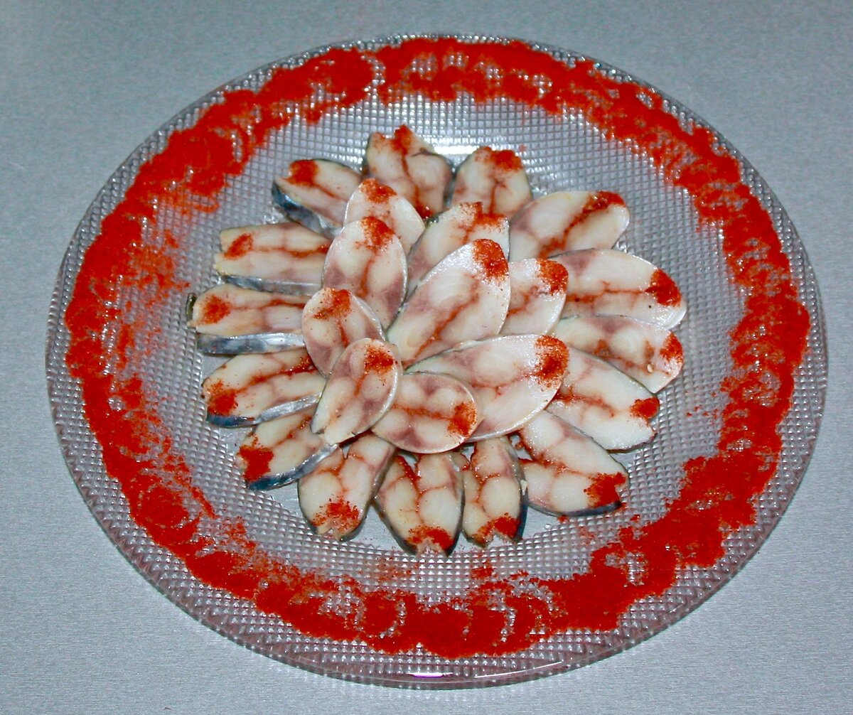 Скумбрия слабосоленая с острым перчиком чили.