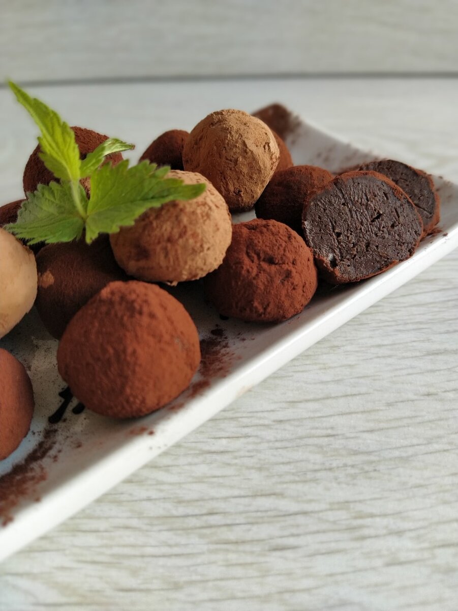 Это не просто шоколадно-миндальные трюфели. Это трюфели со сниженной калорийностью 380 ккал/100г.
Вкус их практически не отличить от классических, я имею ввиду ручной работы на хорошем шоколаде. 
Вес одной конфеты 15 гр.
В классических трюфелях калорийность 580 ккал/ 100г.
Теперь можно  смело побаловать себя  таким десертом с чашечкой ароматного о кофе😊