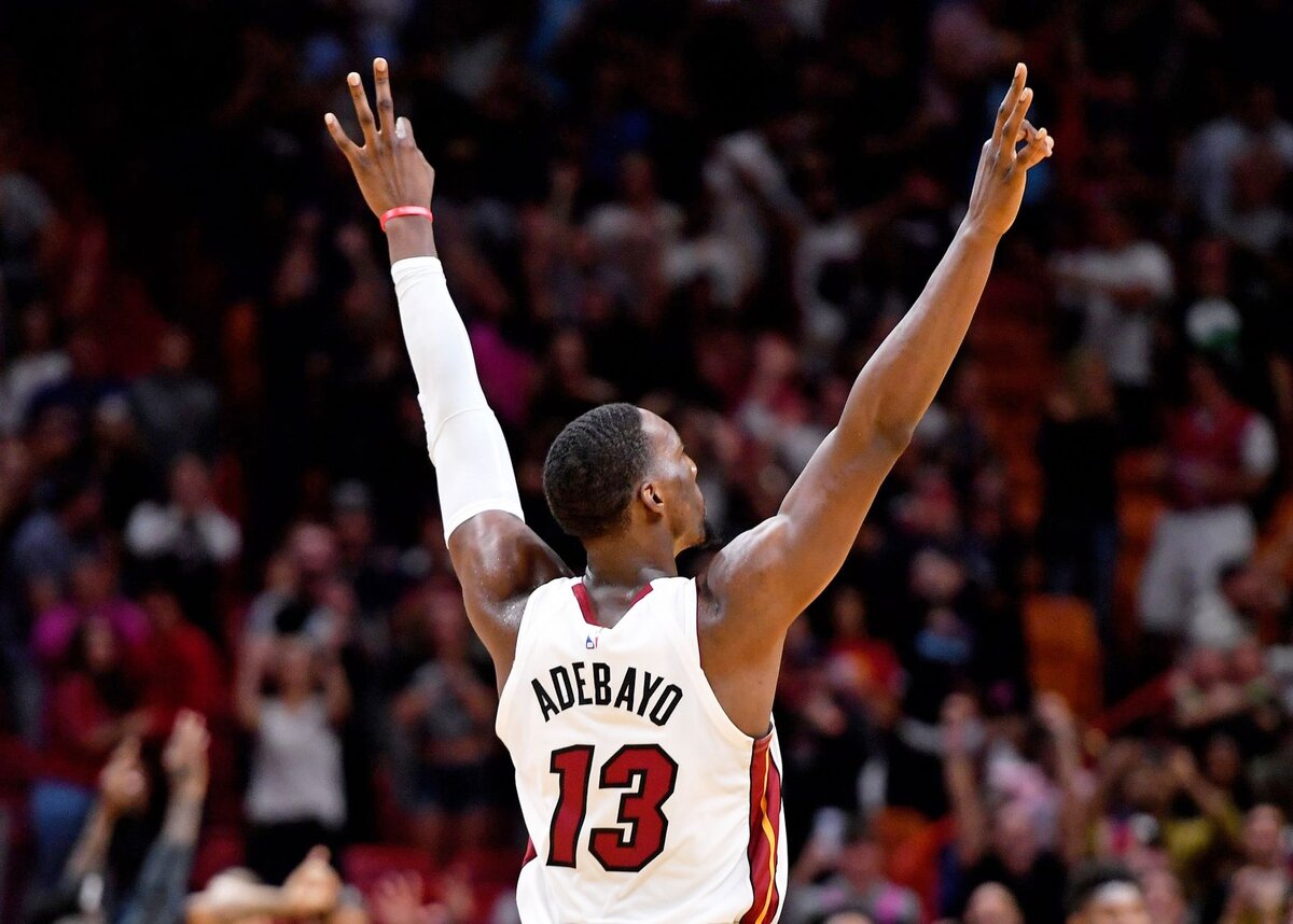 За всю серию он в среднем набирал 21.8 очков; 11.0 подборов; 5.2 передач;  с 60.8% точности. 