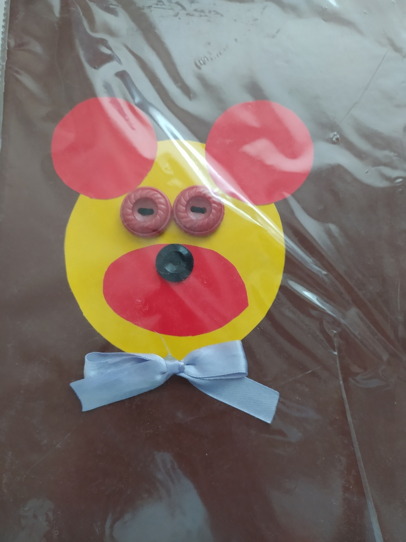 Этого медведя переделывала я, так как Оксанин был из фильма ужасов. А тут совместная работа и все более или менее прилично.