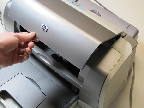 Подготовка к извлечению картриджа из принтера HP