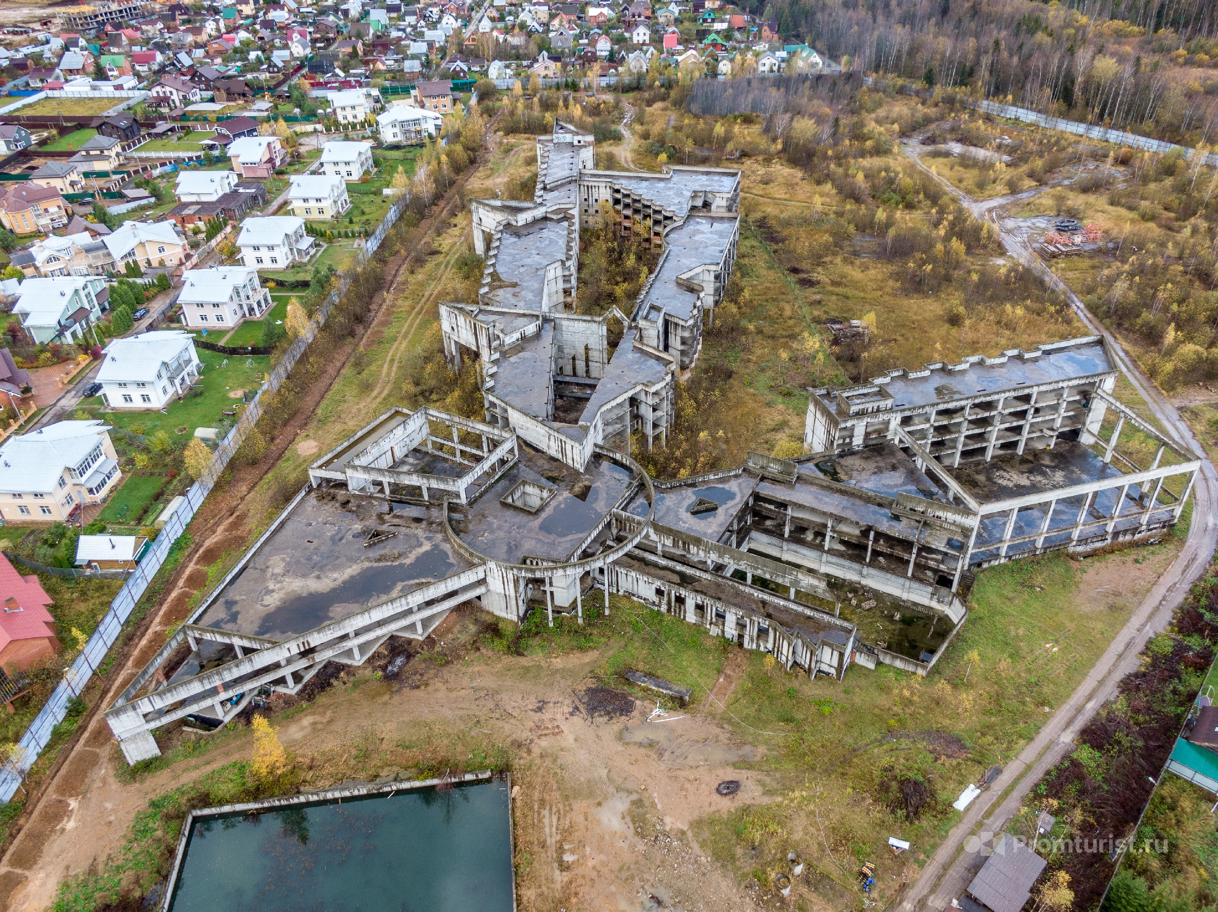 Самое странное заброшенное здание, которое я видел. Хотели крутой санаторий, но что-то пошло не так ???‍♂️6