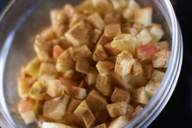 2. добавьте  корицу и сахар и перемешайте.