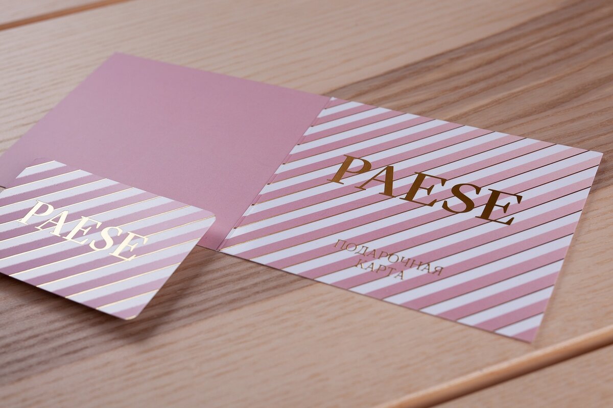 Исполнение: основной розовый — цифровая печать, белые полоски — цифровой лак, золотые полоски — тиснение золотой фольгой, поверх — тиснение логотипа.