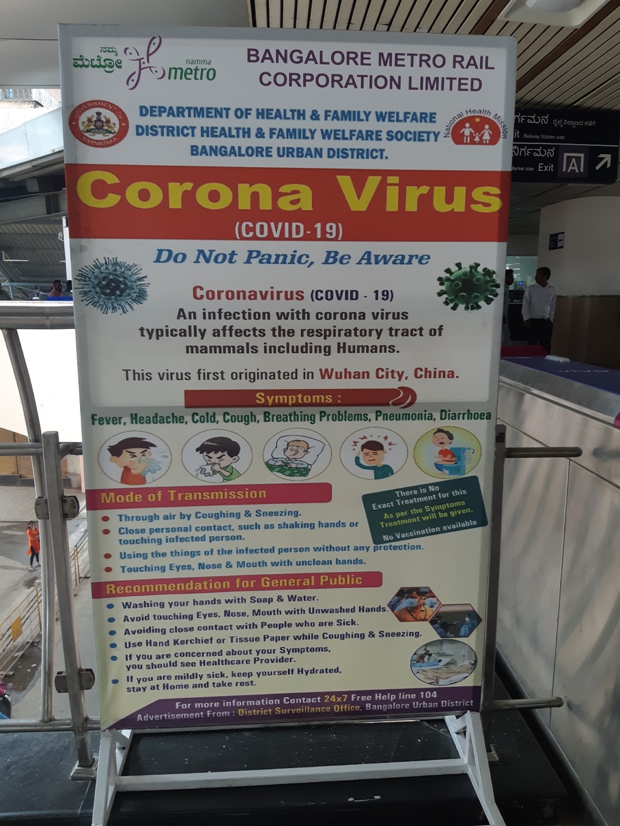 Такие плакаты нас встретили в индийском крупном городе Бангалор. Фото сделано за 20 дней до тотального локдауна по всей стране