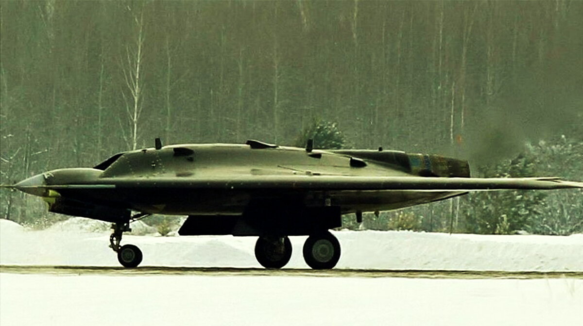 Российский тяжелый ударный БПЛА С-70 «Охотник» 