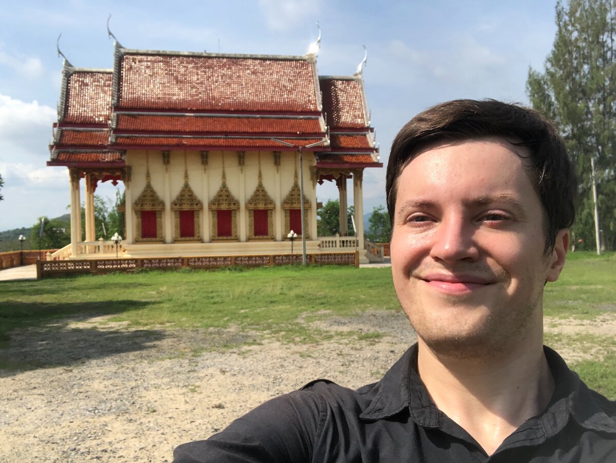 Небольшой храм в городке Пакчонг в Таиланде