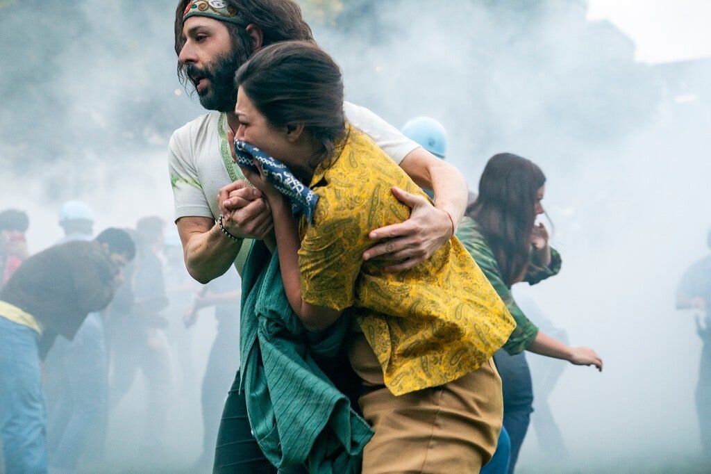 разгон антивоенных демонстрантов - кадр из фильма