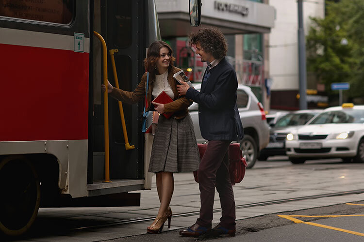 парень знакомится с милой девушкой.