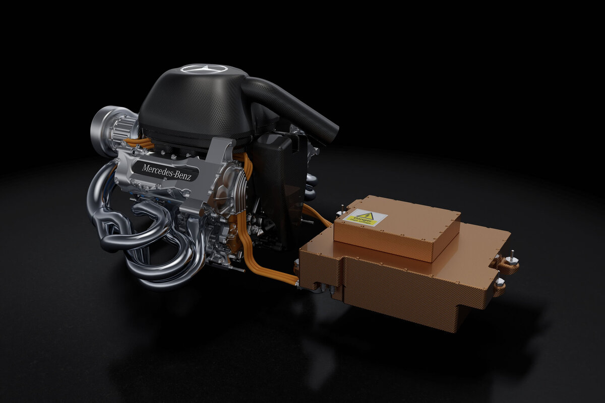 С этого ракурса видно систему MGU-K (Motor-Generator Unit-Kinetic). Провода от электротурбины идут к накопителю, а от него к электродвигателю, который соединен  с коленвалом ДВС