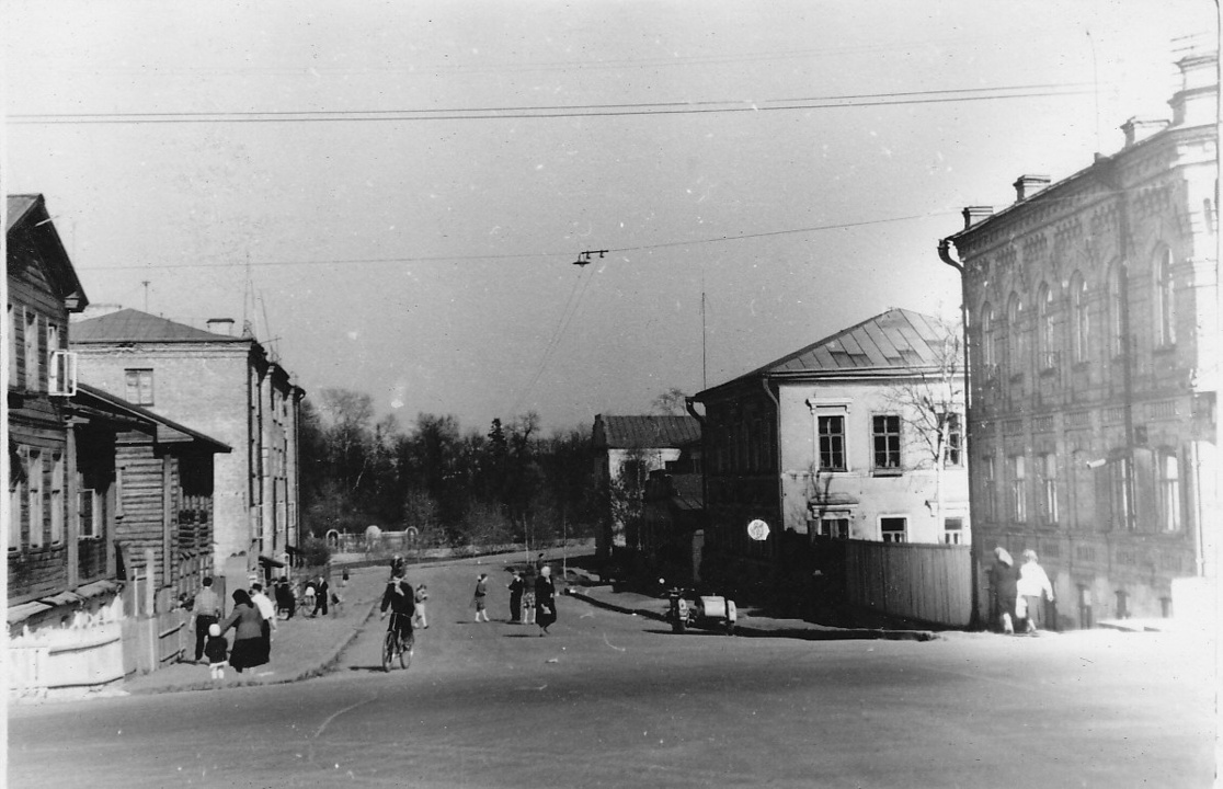 Церковно-приходская школа, дом Чарушина и старейшее деревянное здание. Как  менялась улица Пятницкая | Свойкировский.рф | Дзен