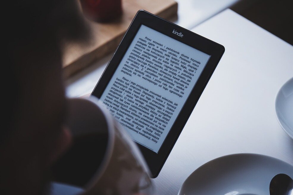 Электронная книга является отличной альтернативой книге. Пользоваться ей гораздо безвреднее, чем смартфоном. 